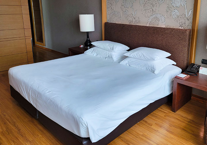 イーストン グランド ホテル サトーン バンコク　エグゼクティブデラックスダブル　ベッド