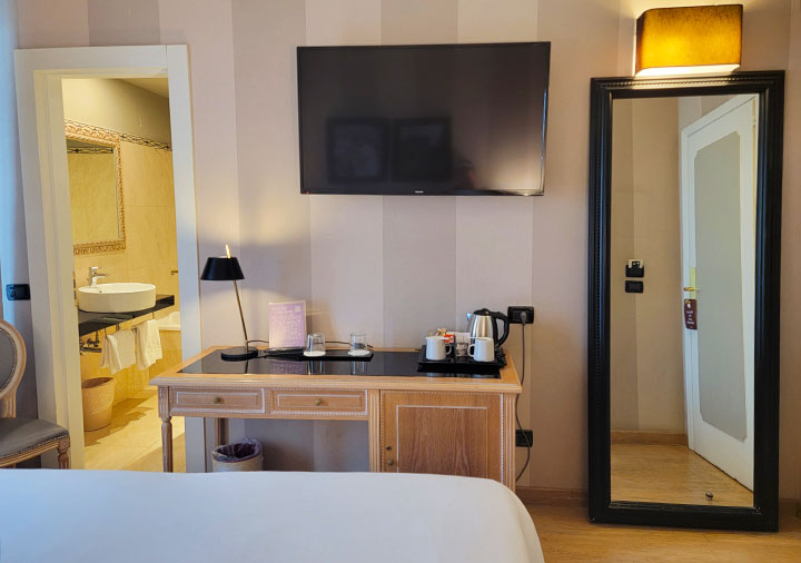 Cホテルズ アンバシアトリ フィレンツェ　客室のデスクとテレビ