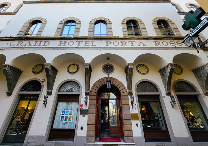 フィレンツェ　ドゥオーモ周辺の高級ホテル　NH コレクション フィレンツェ ポルタ ロッサ（NH Collection Firenze Porta Rossa）