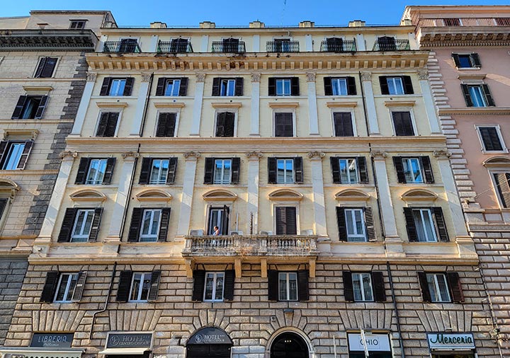 ローマ　コロッセオ / フォロ・ロマーノ周辺のホテル　ホテル セントロ カヴール（Hotel Centro Cavour Roma）
