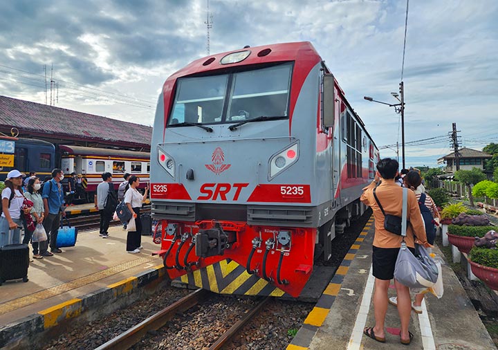 アユタヤ駅　バンコク行きの電車