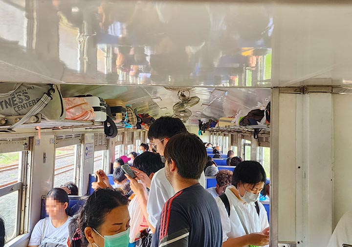 アユタヤ駅からバンコクに行く電車の車内