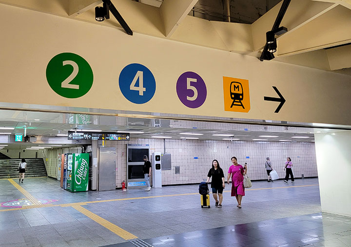 ソウルの地下鉄　東大門歴史文化公園駅の駅構内