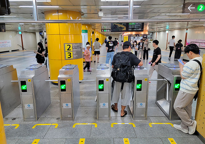 ソウルの地下鉄　駅の改札口