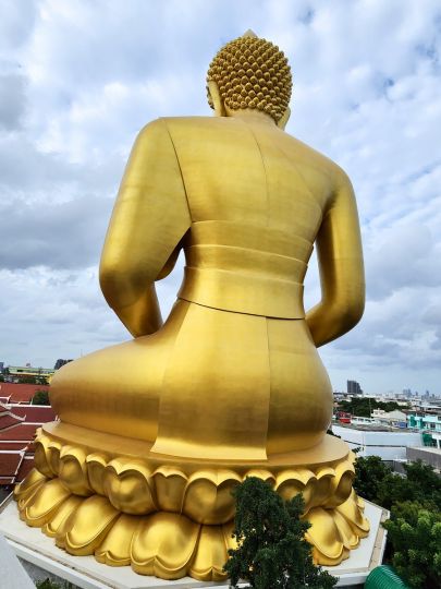 バンコク観光　ワットパクナム（Wat Paknam） 5階のテラスからの眺め　建設中の仏陀像