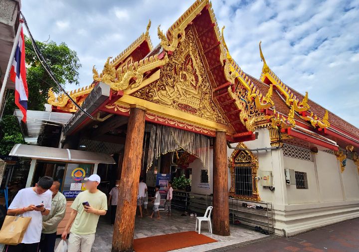 バンコク観光　ワットパクナム（Wat Paknam）4階のルアン・ポーソッド師の金製仏像