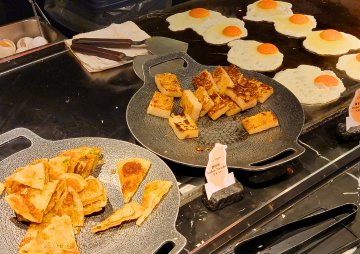 リージェント台北　朝食ビュッフェ　台湾料理のネギパイ、大根餅