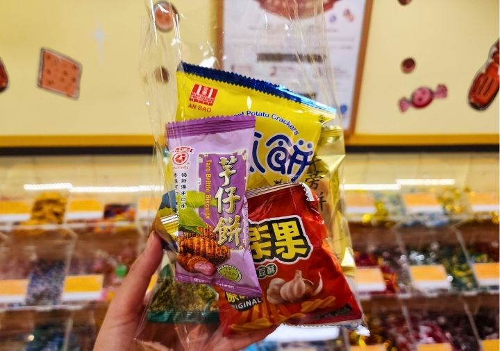 台北駅近くのホテル　ビー ハウス バイ コスモス クリエーション　駄菓子コーナーのお菓子袋詰め