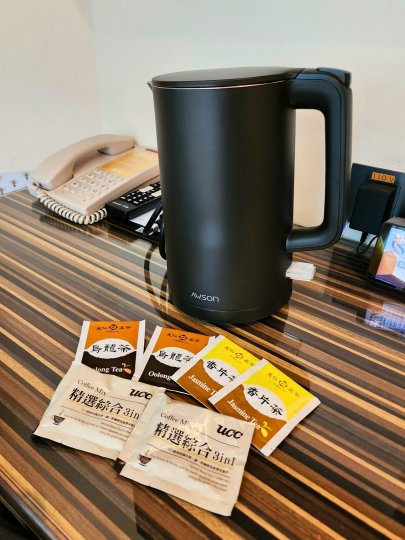 台北駅近くのホテル　ビー ハウス バイ コスモス クリエーション　スーペリアダブルルームのお茶・コーヒーセット