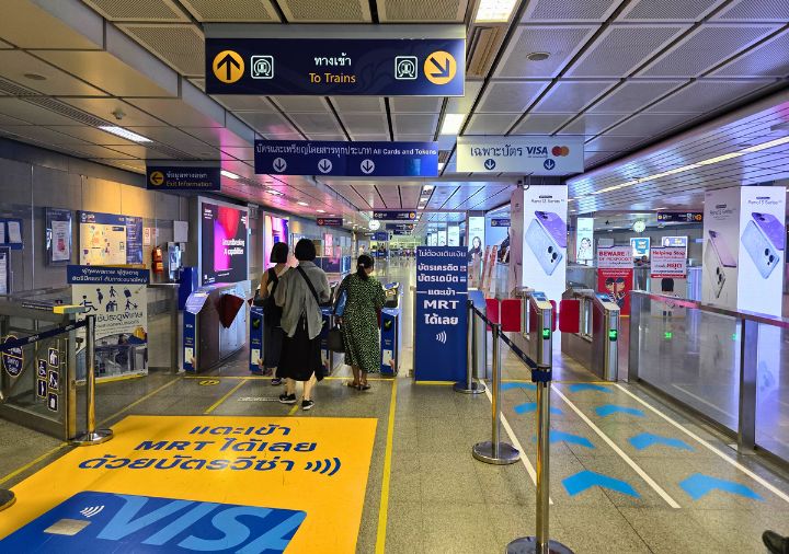 bangkok-mrt-vending-machine-credit-card バンコクのMRT(地下鉄) 駅構内のVISA決済の広告