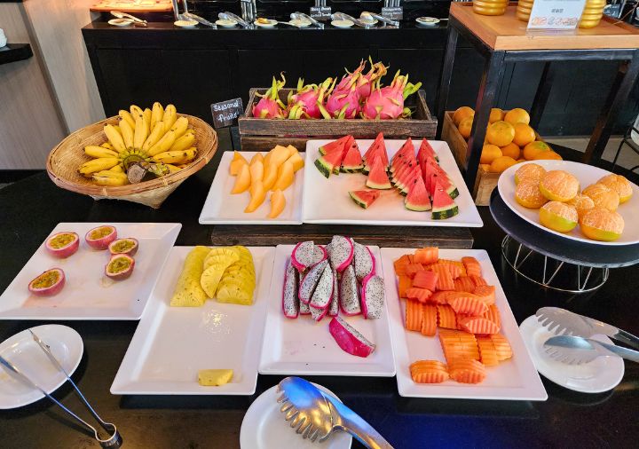 bangkok-hotel-clover-asoke-breakfast-fruits ホテルクローバーアソークバンコク 朝食のフルーツ
