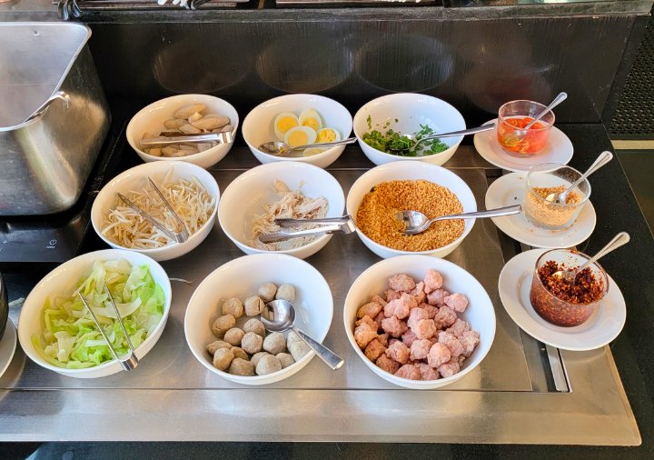 bangkok-hotel-clover-asoke-breakfast-live-kitchen-noodle-ingredients ホテルクローバーアソークバンコク 朝食の麺料理のライブキッチン