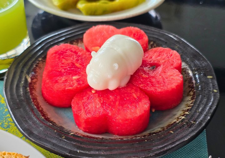 bangkok-hotel-clover-asoke-breakfast-moodeng ホテルクローバーアソークバンコク 朝食のカバのムーデンのゼリーがのったスイカ