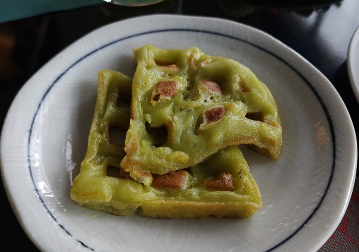 bangkok-hotel-clover-asoke-breakfast-pandan-waffle ホテルクローバーアソークバンコク 朝食のパンダンリーフワッフル
