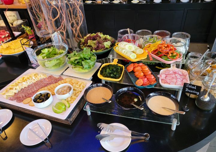 bangkok-hotel-clover-asoke-breakfast-salads ホテルクローバーアソークバンコク 朝食のサラダ