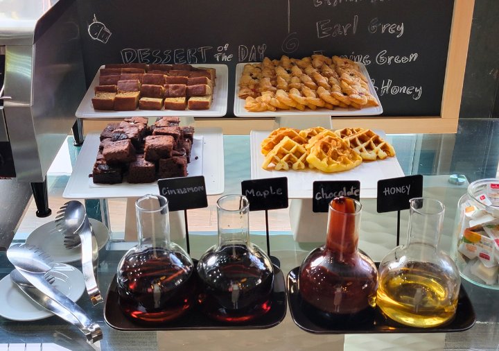 bangkok-hotel-clover-asoke-breakfast-sweets ホテルクローバーアソークバンコク 朝食のスイーツ