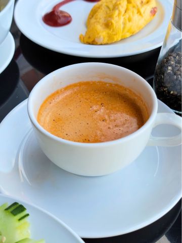 bangkok-hotel-clover-asoke-breakfast-thai-milktea ホテルクローバーアソークバンコク 朝食のタイミルクティー