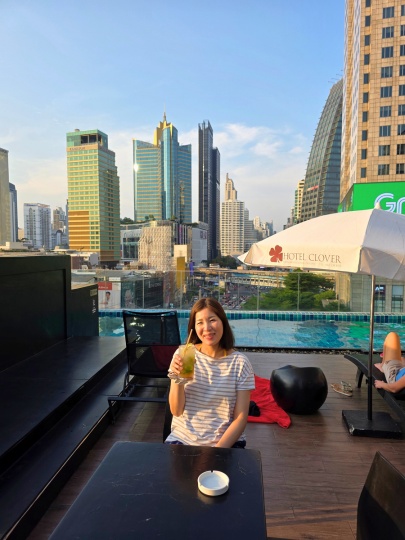 bangkok-hotel-clover-asoke-ena-at-poolside-2 ホテルクローバーアソークバンコク プールサイドで座るエナ
