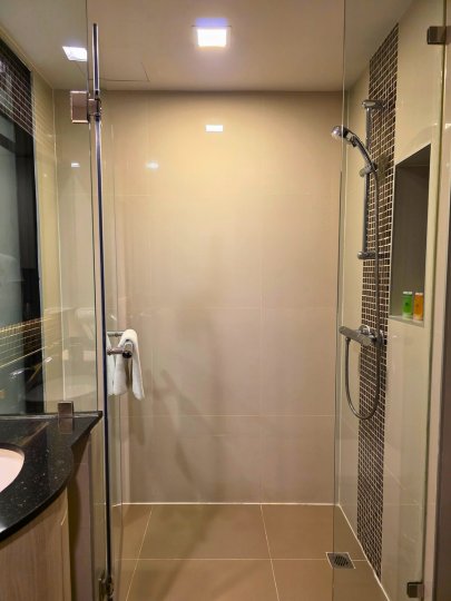 bangkok-hotel-clover-asoke-executive-premier-room-bathroom-shower ホテルクローバーアソークバンコク 客室エグゼクティブプレミア バスルームのシャワー