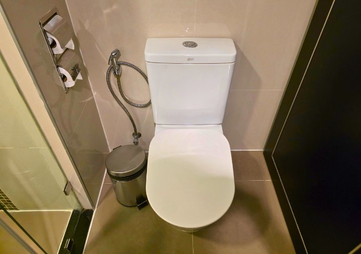 bangkok-hotel-clover-asoke-executive-premier-room-bathroom-toilet ホテルクローバーアソークバンコク 客室エグゼクティブプレミア バスルームのトイレ
