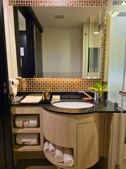 bangkok-hotel-clover-asoke-executive-premier-room-bathroom-washbasin ホテルクローバーアソークバンコク 客室エグゼクティブプレミア バスルームの洗面台