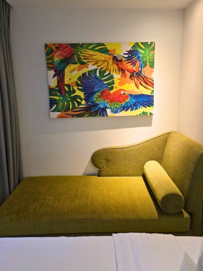 bangkok-hotel-clover-asoke-executive-premier-room-couch-2 ホテルクローバーアソークバンコク 客室エグゼクティブプレミアのソファー