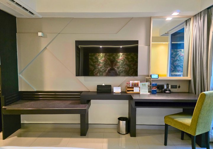 bangkok-hotel-clover-asoke-executive-premier-room-desk-tv ホテルクローバーアソークバンコク 客室エグゼクティブプレミアのデスク、テレビなど