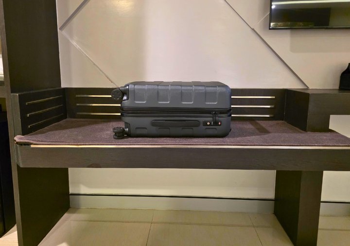 bangkok-hotel-clover-asoke-executive-premier-room-luggage-rack ホテルクローバーアソークバンコク エグゼクティブプレミアのラゲージラック