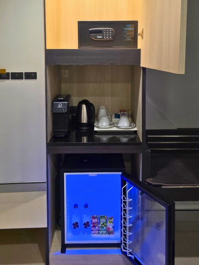 bangkok-hotel-clover-asoke-executive-premier-room-minibar-safety-box-2 ホテルクローバーアソークバンコク 客室エグゼクティブプレミアのセーフティボックス、冷蔵庫