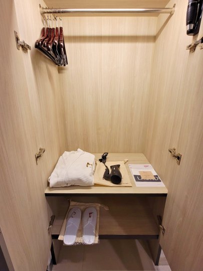 bangkok-hotel-clover-asoke-executive-premier-room-wardrobe ホテルクローバーアソークバンコク 客室エグゼクティブプレミアのワードローブ