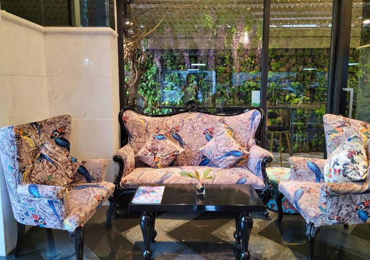 bangkok-hotel-clover-asoke-lobby-couch ホテルクローバーアソークバンコク ロビーのソファ