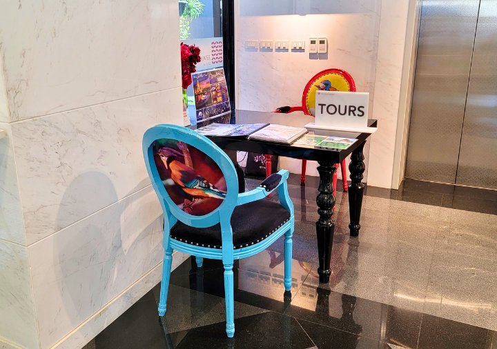 bangkok-hotel-clover-asoke-lobby-tour-desk ホテルクローバーアソークバンコク ツアーデスク