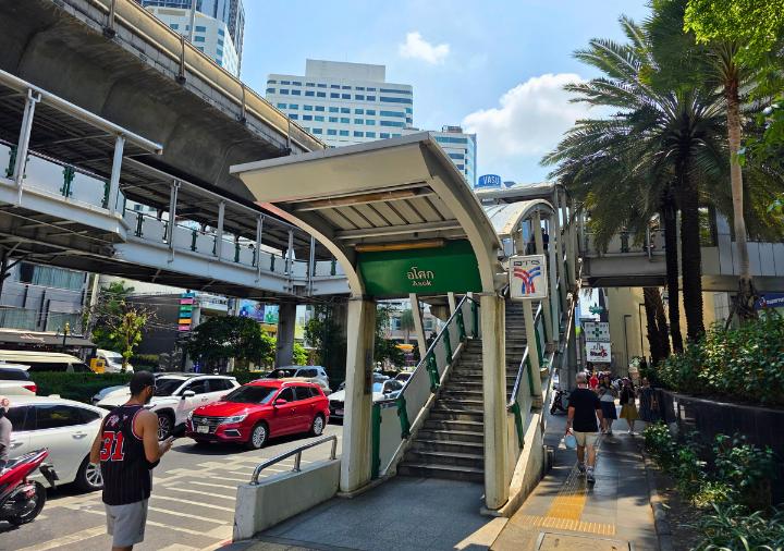 bangkok-hotel-clover-asoke-nearest-station ホテルクローバーアソークバンコク 最寄りのアソーク駅出口
