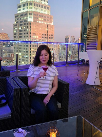 bangkok-solaria-nishitetsu-hotel-rooftopbar-ena ソラリア西鉄ホテルバンコク ルーフトップバーでカクテルを飲むEna