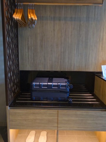bangkok-solaria-nishitetsu-hotel-standard-twin-room-luggage-storage ソラリア西鉄ホテルバンコク スタンダードツインルームのラゲージラック