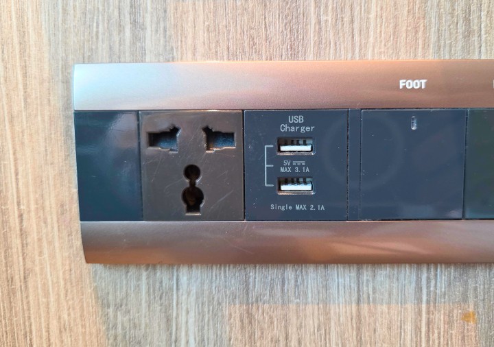 bangkok-solaria-nishitetsu-hotel-standard-twin-room-outlet ソラリア西鉄ホテルバンコク スタンダードツインルームのコンセント