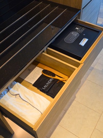 bangkok-solaria-nishitetsu-hotel-standard-twin-room-safety-box-pajamas ソラリア西鉄ホテルバンコク スタンダードツインルームのセーフティボックス、パジャマ