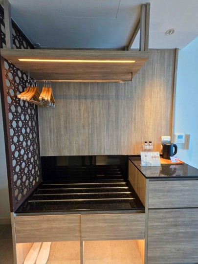 bangkok-solaria-nishitetsu-hotel-standard-twin-room-wardrobe ソラリア西鉄ホテルバンコク スタンダードツインルームのワードローブとラゲージラック