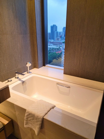 hotel-resonance-taipei-hilton-twin-room-bathroom-bathtub ホテルレゾナンス台北 タペストリー コレクション by ヒルトン ツインルーム バスルームのバスタブ