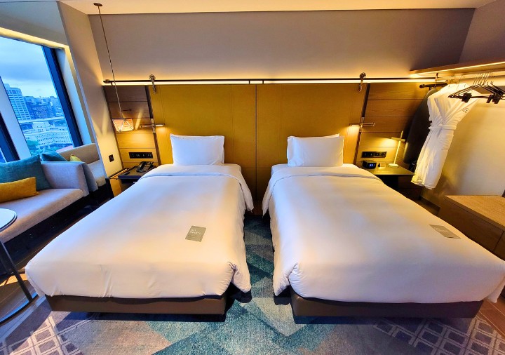 hotel-resonance-taipei-hilton-twin-room-bed ホテルレゾナンス台北 タペストリー コレクション by ヒルトン ツインルームのベッド