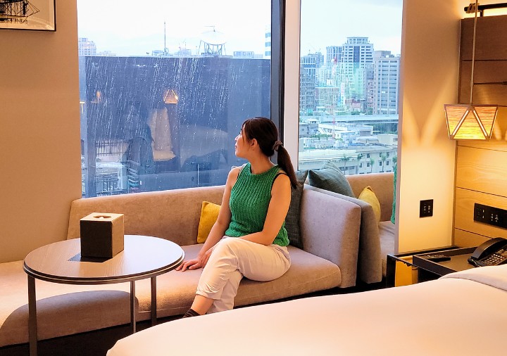 hotel-resonance-taipei-hilton-twin-room-couch ホテルレゾナンス台北 タペストリー コレクション by ヒルトン ツインルームのソファとテーブル