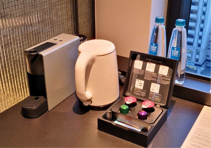 hotel-resonance-taipei-hilton-twin-room-espresso-machine-kettle ホテルレゾナンス台北 タペストリー コレクション by ヒルトン ツインルーム エスプレッソマシンとミネラルウォーター
