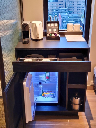 hotel-resonance-taipei-hilton-twin-room-fridge-shelf ホテルレゾナンス台北 タペストリー コレクション by ヒルトン ツインルームの棚と冷蔵庫