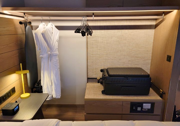 hotel-resonance-taipei-hilton-twin-room-luggage-lack-bathrobe ホテルレゾナンス台北 タペストリー コレクション by ヒルトン ツインルームのラゲージラック、バスローブ、セキュリティボックスなど