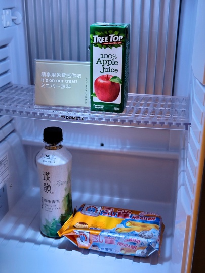 hotel-resonance-taipei-hilton-twin-room-minibar ホテルレゾナンス台北 タペストリー コレクション by ヒルトン ツインルームのミニバー