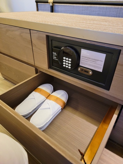 hotel-resonance-taipei-hilton-twin-room-security-box-slippers ホテルレゾナンス台北 タペストリー コレクション by ヒルトン ツインルームのセキュリティボックスとスリッパ