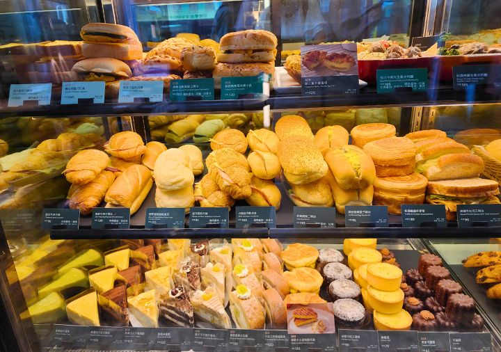 hotel-resonance-taipel-hilton-breakfast-starbucks-breads-3 ホテルレゾナンス台北 タペストリー コレクション by ヒルトン スタバの食べ物