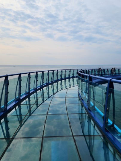 busan-cheongsapo-daritdol-skywalk-glasswalk 釜山観光 青沙浦ダリットル展望台のガラスの床