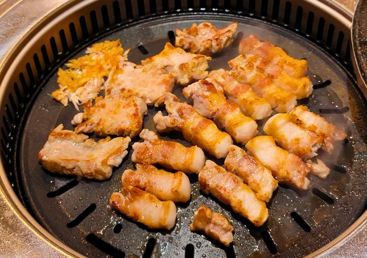 busan-somyeon-samgyeopsal-matwang-meat 釜山観光 マッチャンドゥル王ソグムクイ 西面店のサムギョプサル