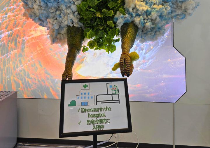 henn-na-hotel-seoul-myeongdong-lobby-dinasour-maintenance 変なホテルソウル明洞 ロビーの恐竜のメンテナンス